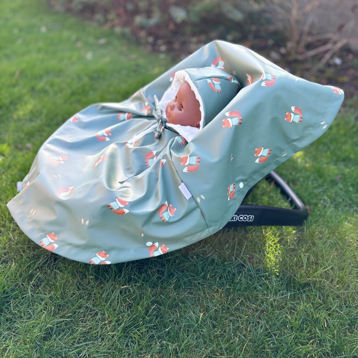 Couverture cosy bébé pour cosy et siège auto motif renards vert sauge, Abracada 
Dreams