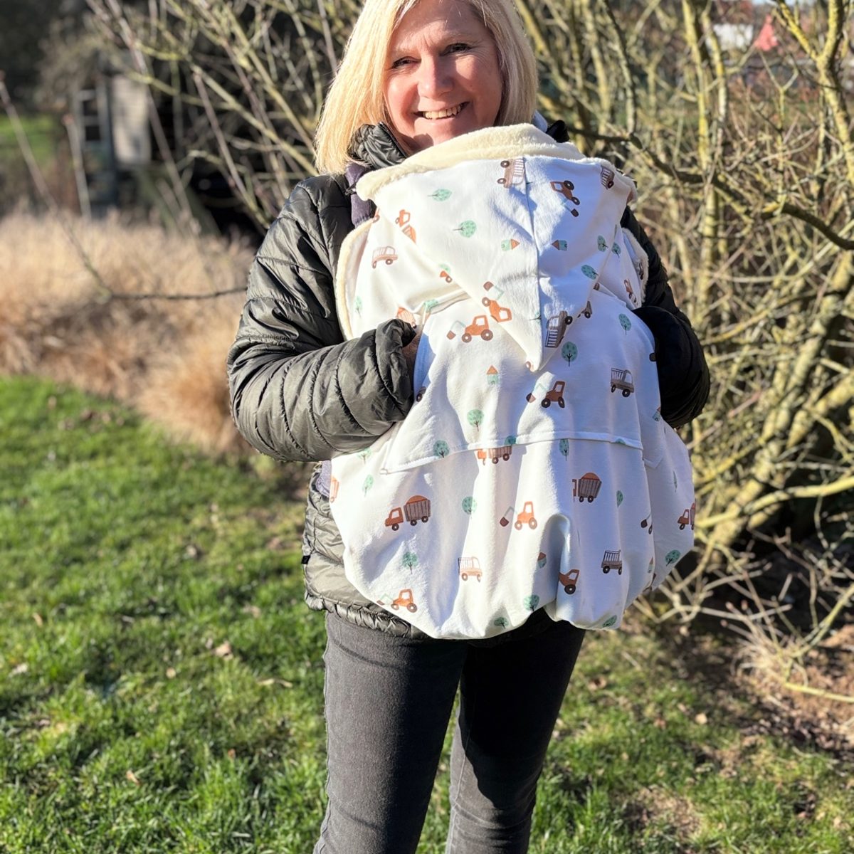 Couverture portage bebe blanche motif vehicules pour hiver Abracada Dreams