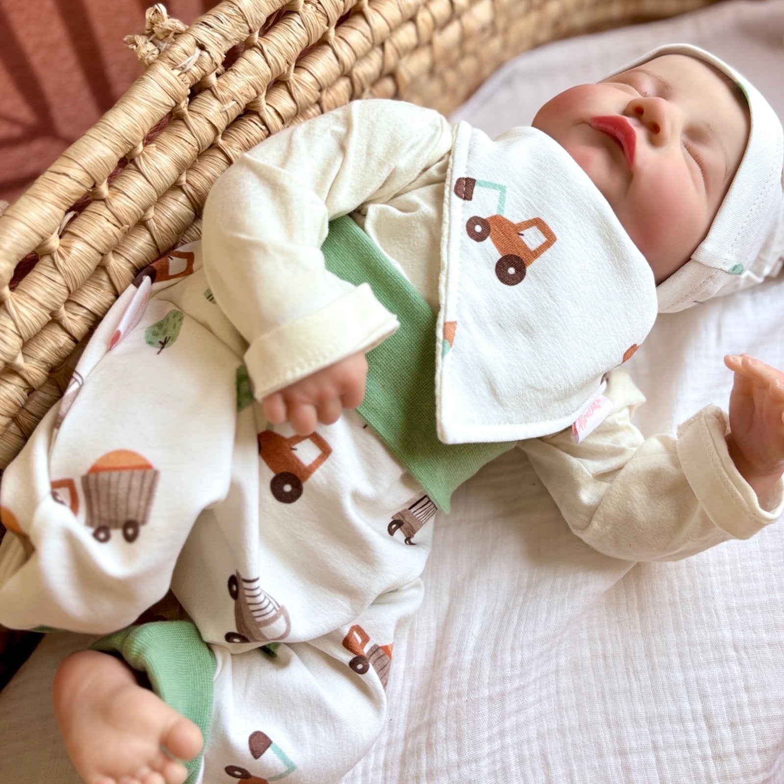 	Ensemble naissance garçon motif chantier – vue d’ensemble dans un couffin