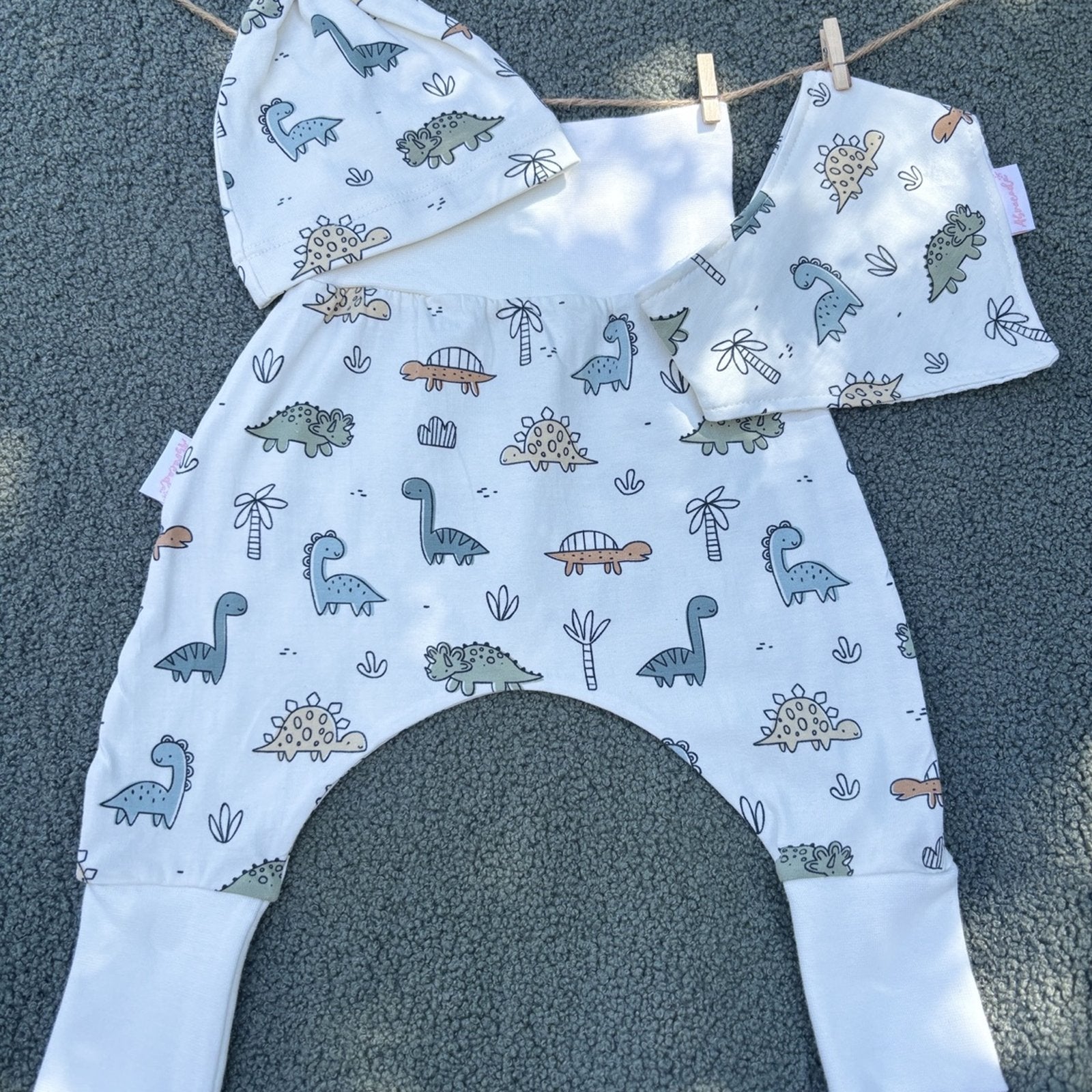 Coffret naissance motif dinosaures pastel – ensemble bébé évolutif