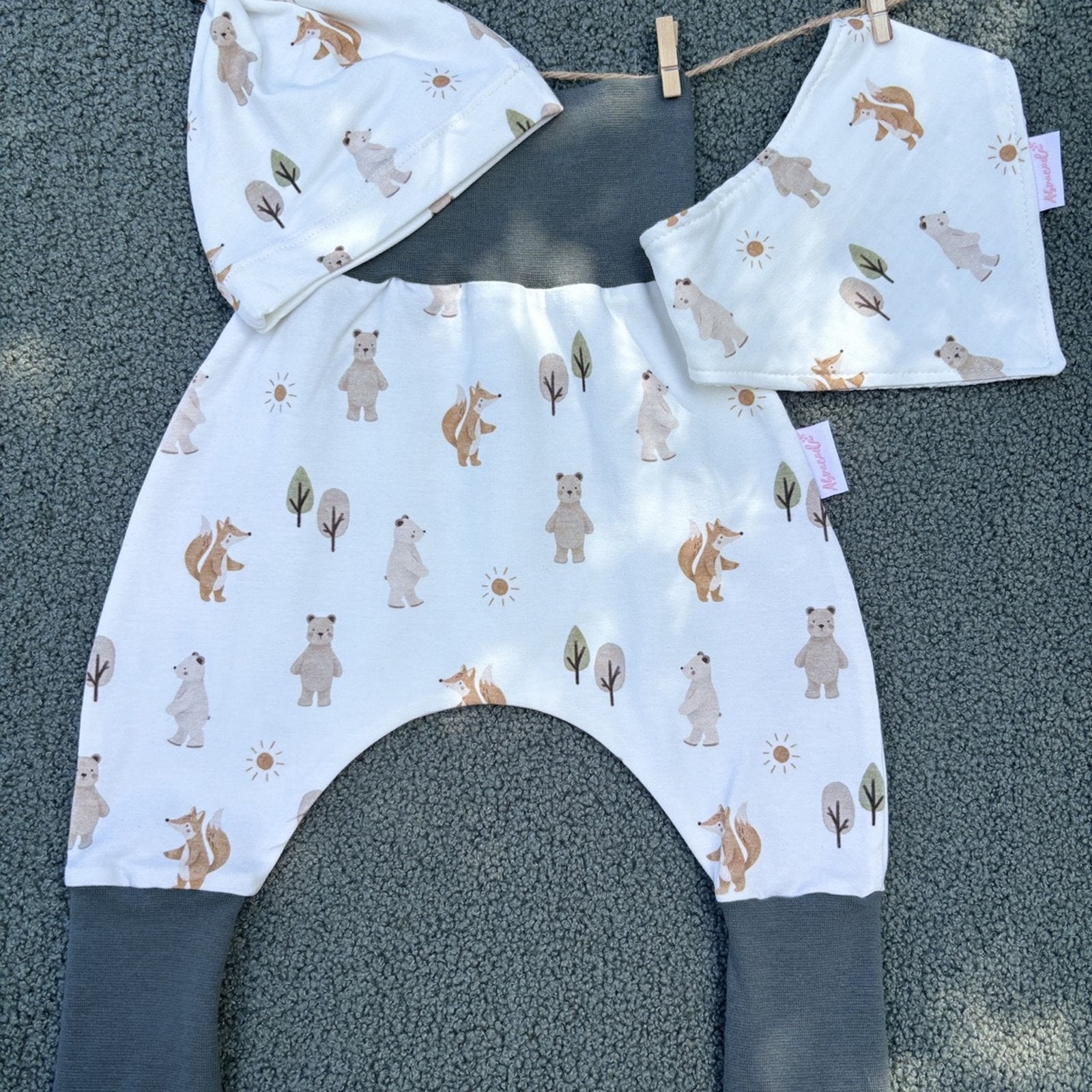 Détail du bavoir avec animaux de la forêt – renard et hibou