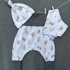 Zoom sur bonnet naissance motif forêt – AbracadaDreams fait main