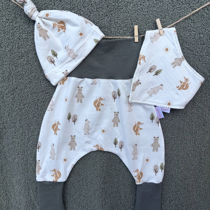 Zoom sur bonnet naissance motif forêt – AbracadaDreams fait main