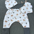 Détail du bavoir réglable – imprimé jungle doux et coloré