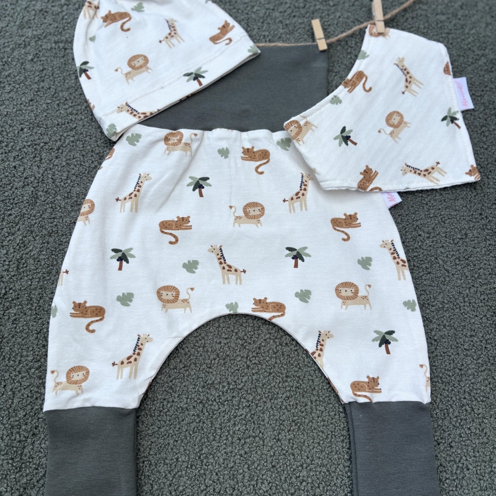 Détail du bavoir réglable – imprimé jungle doux et coloré