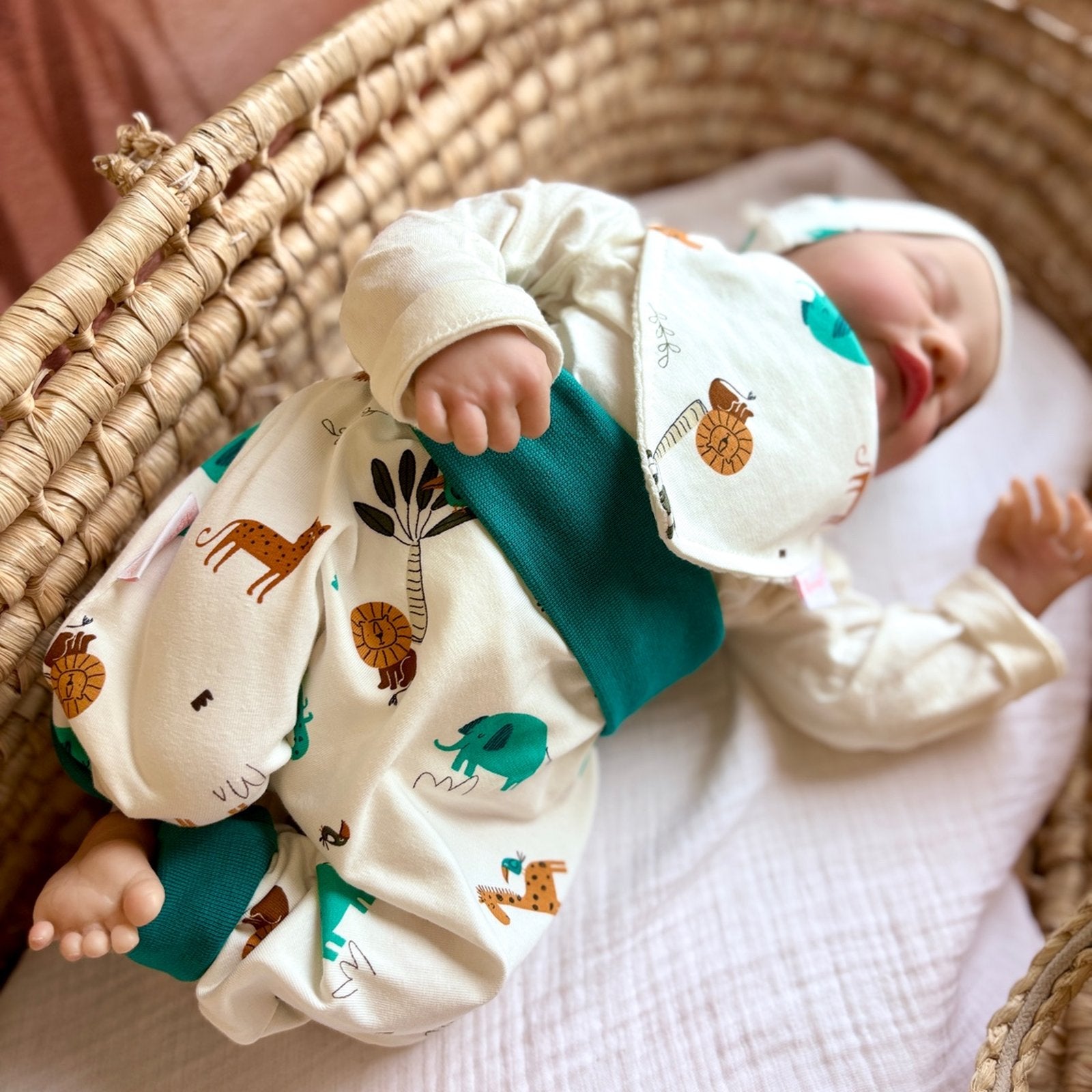 Vue latérale de l’ensemble motif safari – bébé dans panier osier