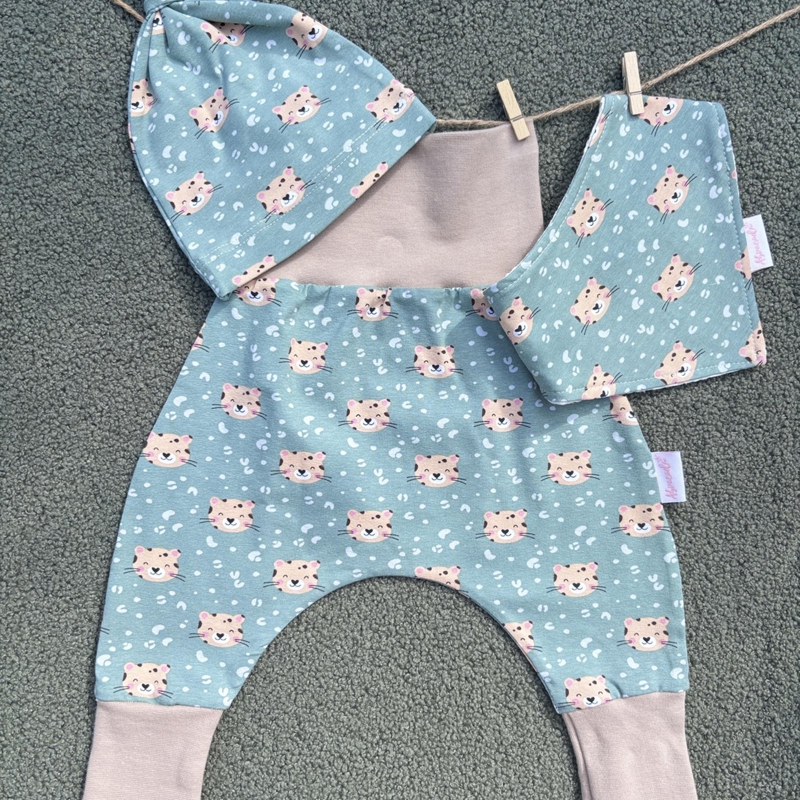 Ensemble bébé garçon – motif tigres bavoir, bonnet assorti