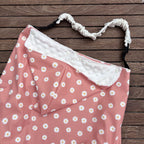 Couverture de portage bébé en tissu Aqua-Protect corail à marguerites, doublure Minky blanche toute douce.