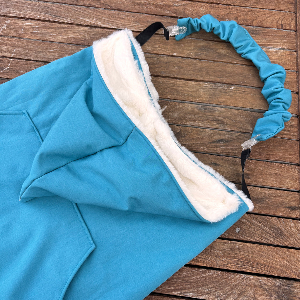 couverture multifonction en softshell turquoise doublé fourrure 