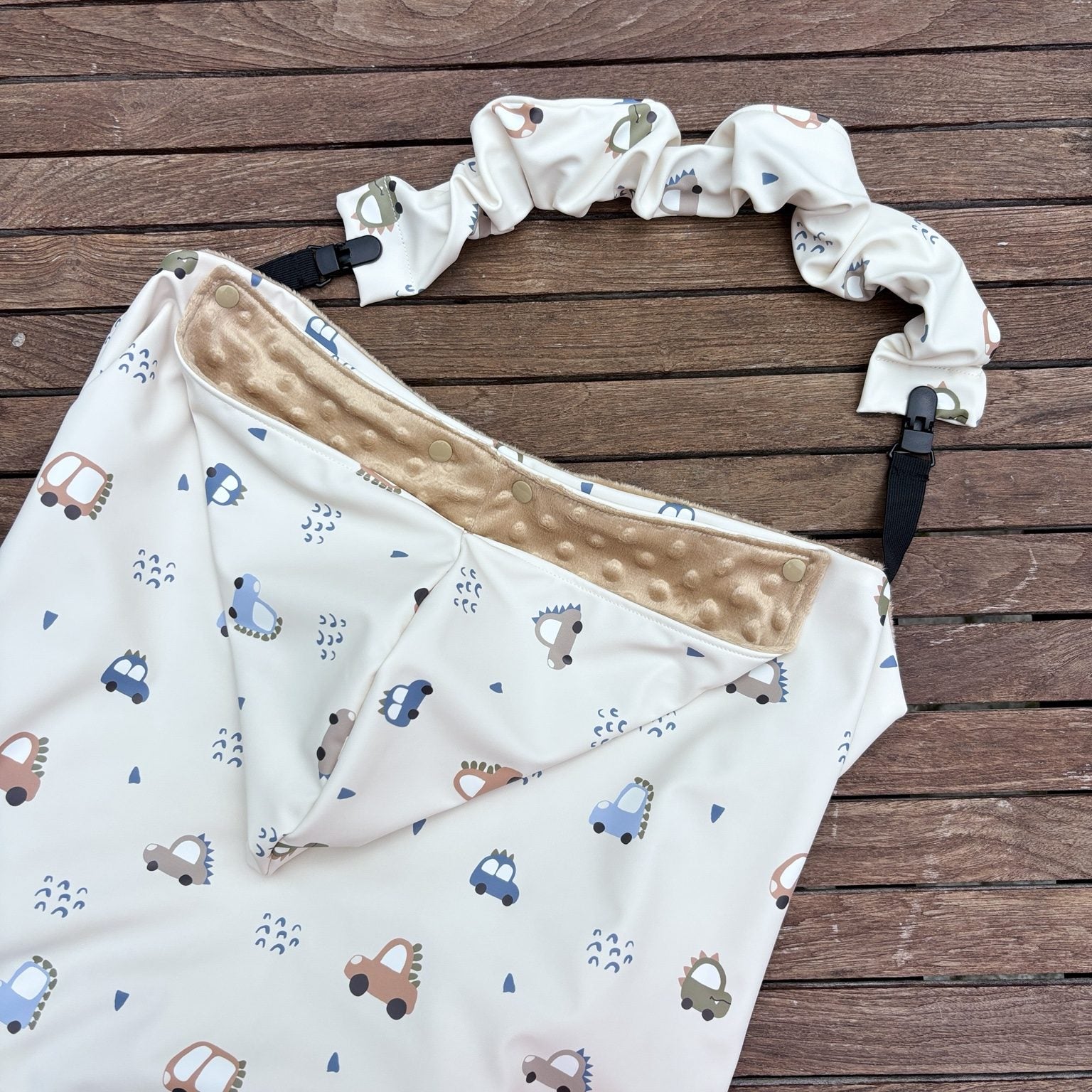 Couverture de portage bébé en tissu Aqua-Protect motif petites voitures, doublure Minky beige ultra douce.