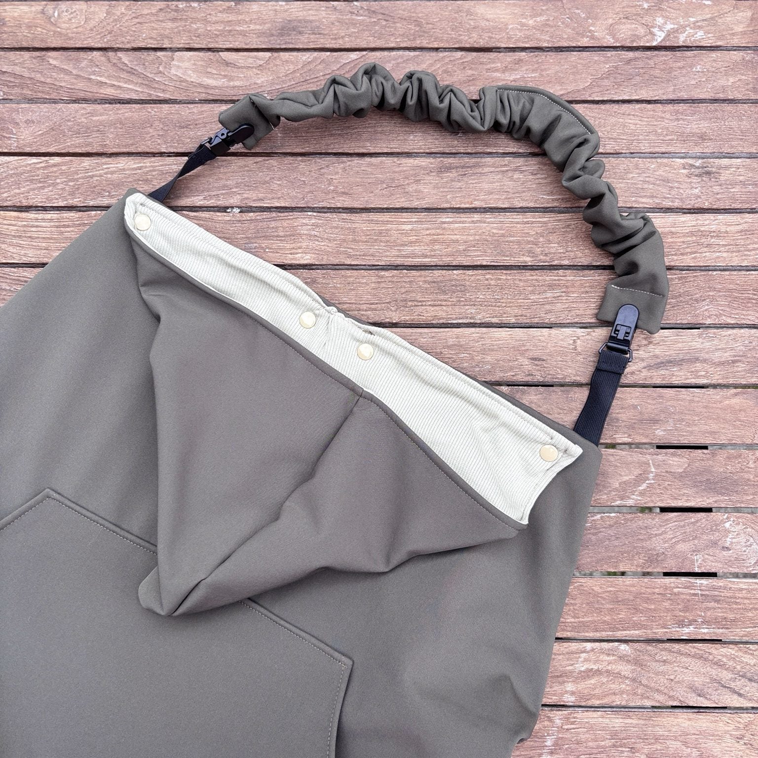 Couverture de portage bébé en softshell kaki uni avec doublure côtelée kaki clair.