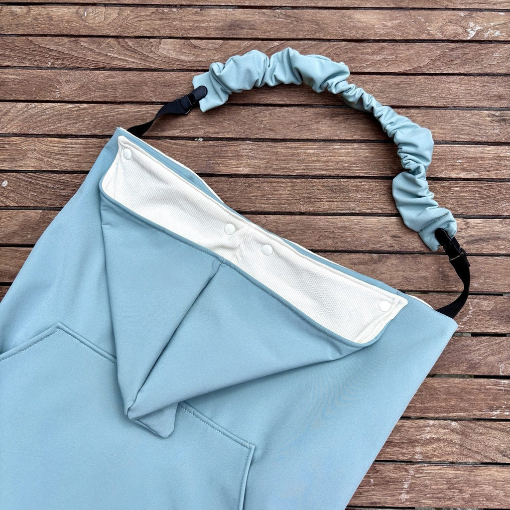 Couverture de portage bébé en softshell vert d'eau uni avec doublure côtelée écrue.