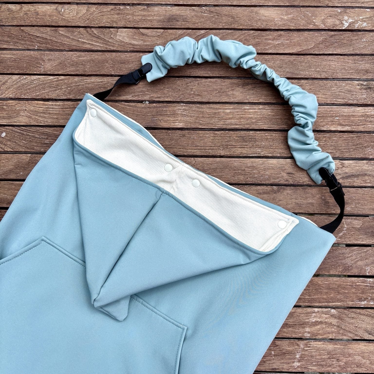 Couverture de portage bébé en softshell vert d'eau uni avec doublure côtelée écrue.