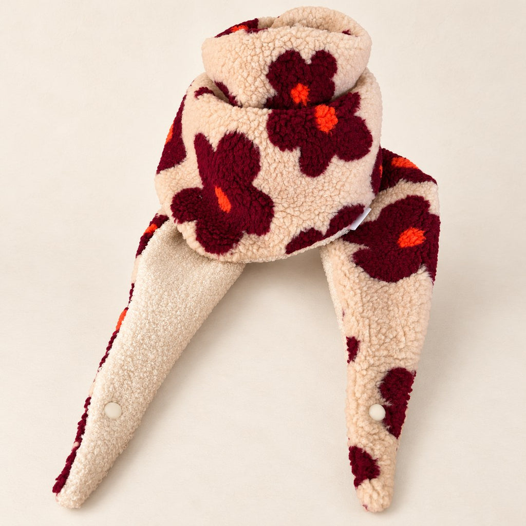 Foulard enfant en tissu bouclé beige à grandes fleurs bordeaux et cœurs orange, avec doublure beige, présenté sur fond crème.