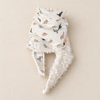 Foulard enfant écru à motifs de petits dinosaures colorés, avec doublure blanche et deux pans ouverts, présenté sur fond crème.