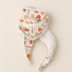 Foulard enfant écru à motifs de tracteurs, de granges et d’arrosoirs, avec doublure blanche, présenté sur fond crème.