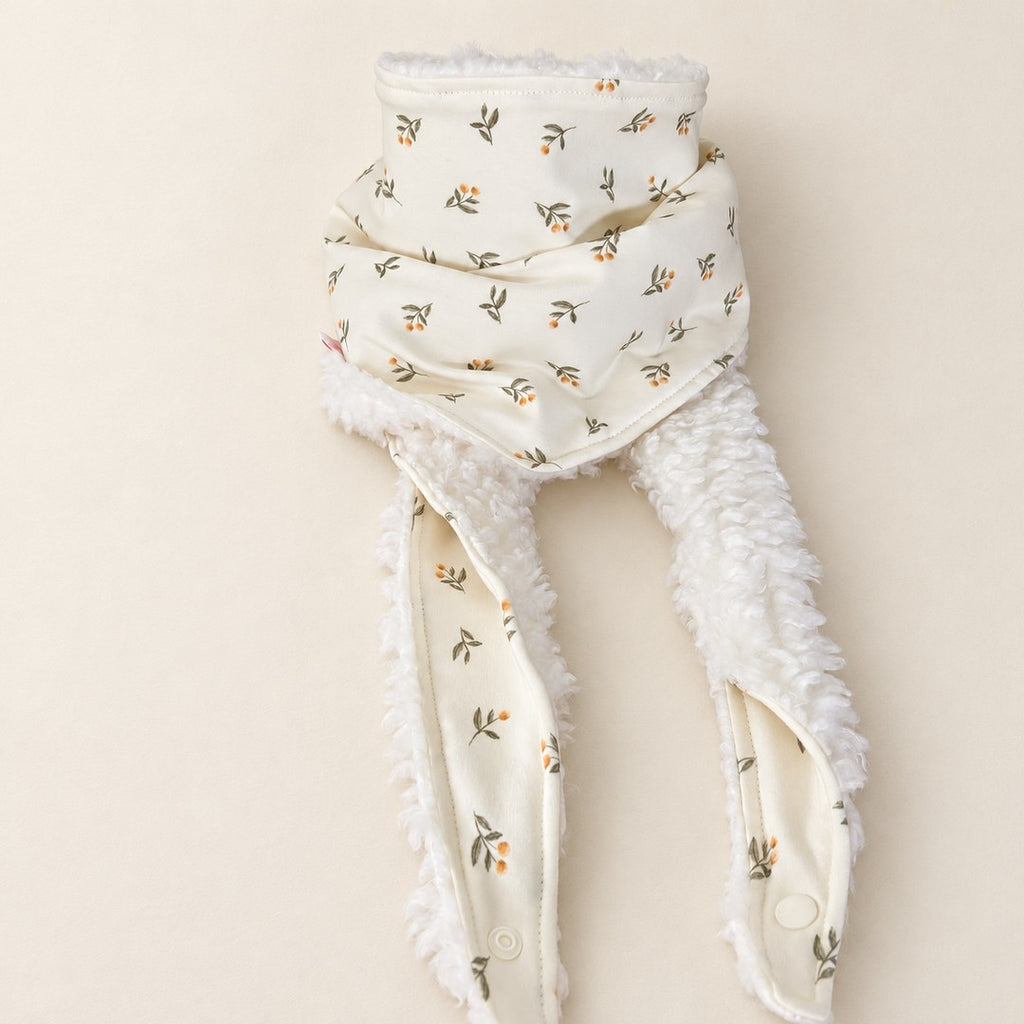 Foulard enfant écru à motifs de fleurs corail et orange, avec doublure blanche et deux pans ouverts, présenté sur fond crème.