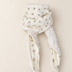 Foulard enfant écru à motifs de fleurs corail et orange, avec doublure blanche et deux pans ouverts, présenté sur fond crème.