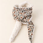 Foulard enfant écru à petites fleurs noires, taupe et rouille, avec doublure blanche et deux pans ouverts, présenté sur fond crème.
