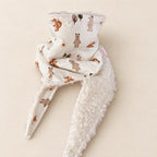 Foulard enfant écru à motifs d’ours, d’écureuils et d’arbres, avec doublure blanche et deux pans ouverts, présenté sur fond crème.