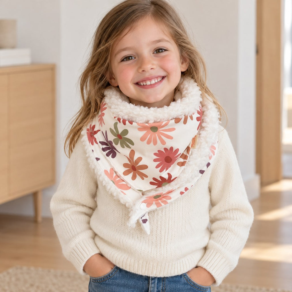 Foulard enfant écru à grandes fleurs colorées, avec doublure blanche, porté par une petite fille.