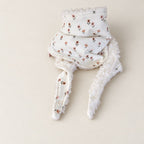 Foulard enfant écru à petites fleurs roses et camel, avec doublure camel et deux pans ouverts, présenté sur fond crème.