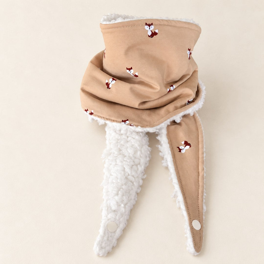 Foulard enfant camel à motifs de petits renards, avec doublure blanche et deux pans ouverts, présenté sur fond crème.