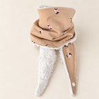 Foulard enfant camel à motifs de petits renards, avec doublure blanche et deux pans ouverts, présenté sur fond crème.