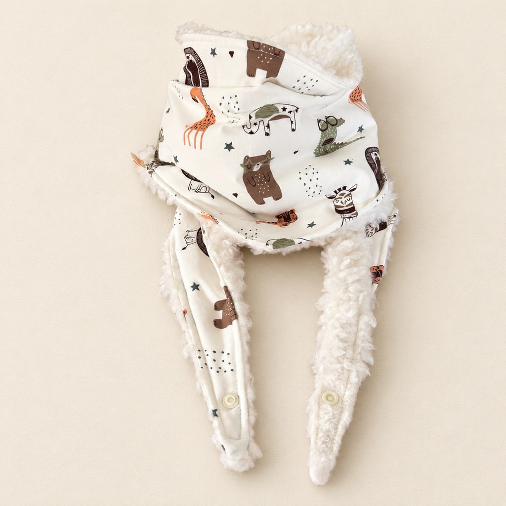 Foulard enfant écru à motifs d’animaux de la savane stylisés, avec doublure blanche et deux pans ouverts, présenté sur fond crème.