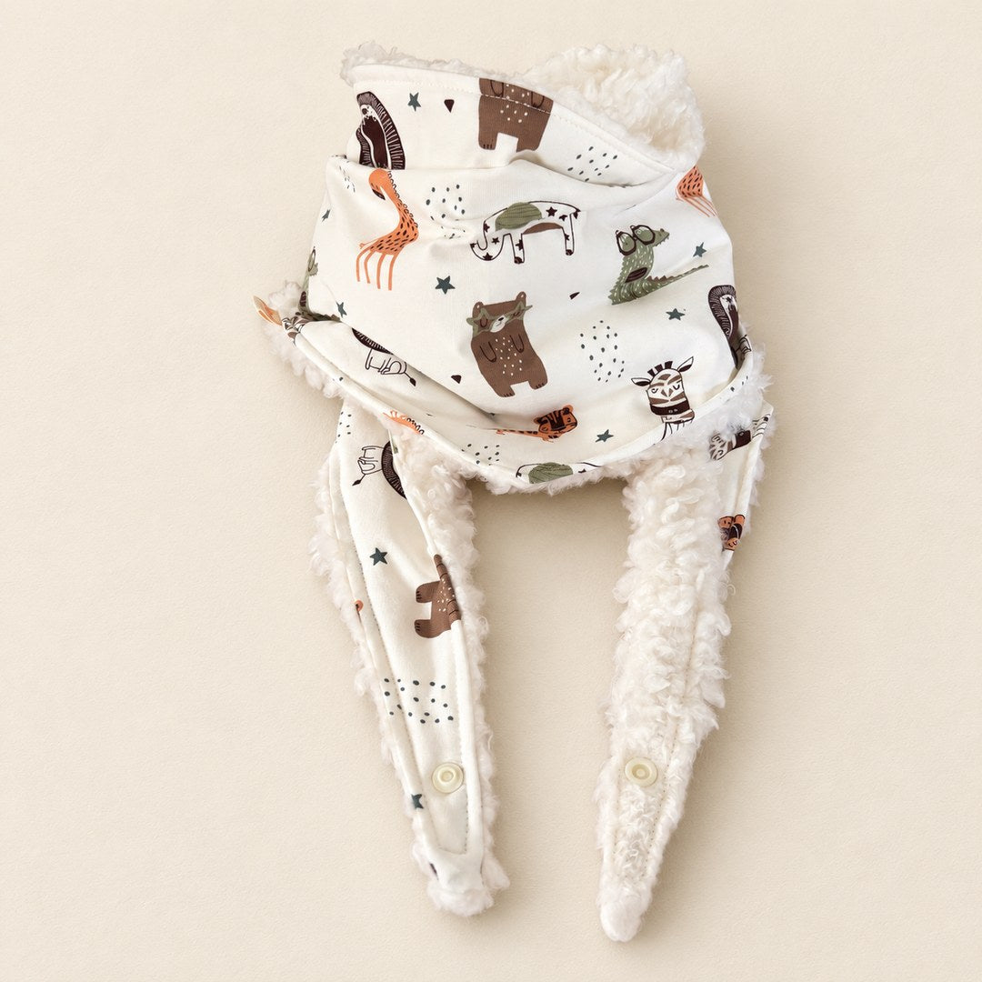 Foulard enfant écru à motifs d’animaux de la savane stylisés, avec doublure blanche et deux pans ouverts, présenté sur fond crème.