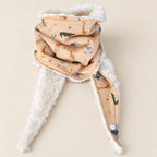 Foulard enfant pêche à motifs d’animaux de la savane, avec doublure blanche et deux pans ouverts, présenté sur fond crème.