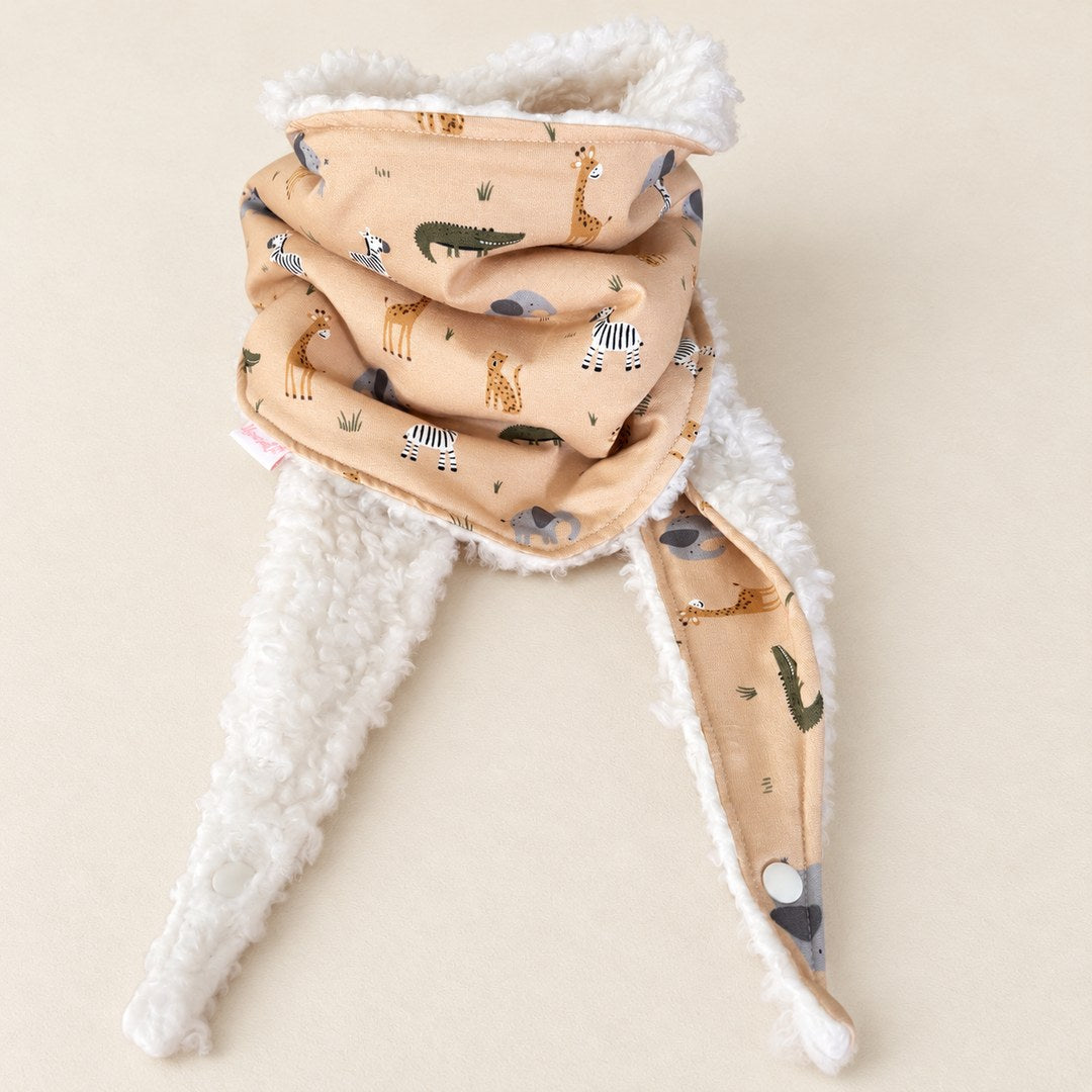 Foulard enfant pêche à motifs d’animaux de la savane, avec doublure blanche et deux pans ouverts, présenté sur fond crème.