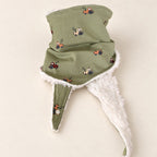 Foulard enfant vert olive à motifs de petits tracteurs, avec doublure blanche et deux pans ouverts, présenté sur fond crème.