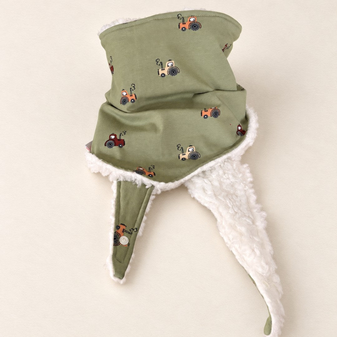 Foulard enfant vert olive à motifs de petits tracteurs, avec doublure blanche et deux pans ouverts, présenté sur fond crème.