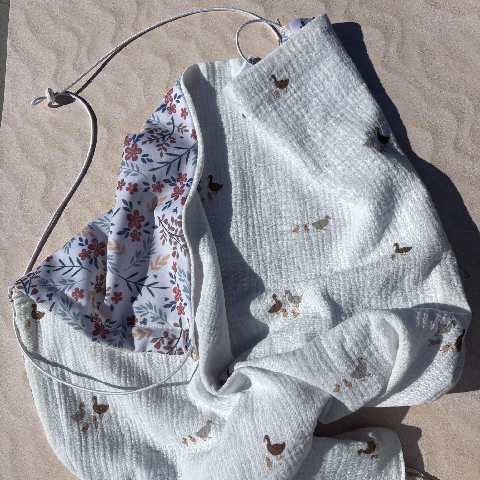 Pare-soleil réversible poussette motif fleurs et canards