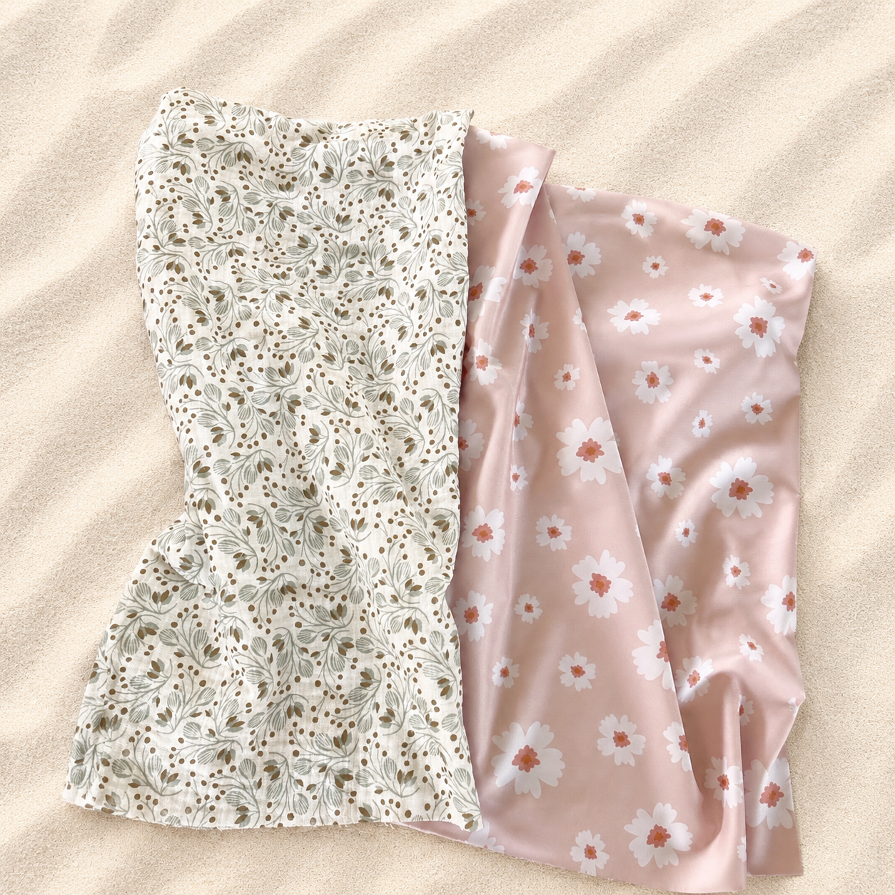 Pare-soleil pour poussette avec tissu anti-UV rose à motif marguerites et double gaze écrue à motif végétal vert sauge