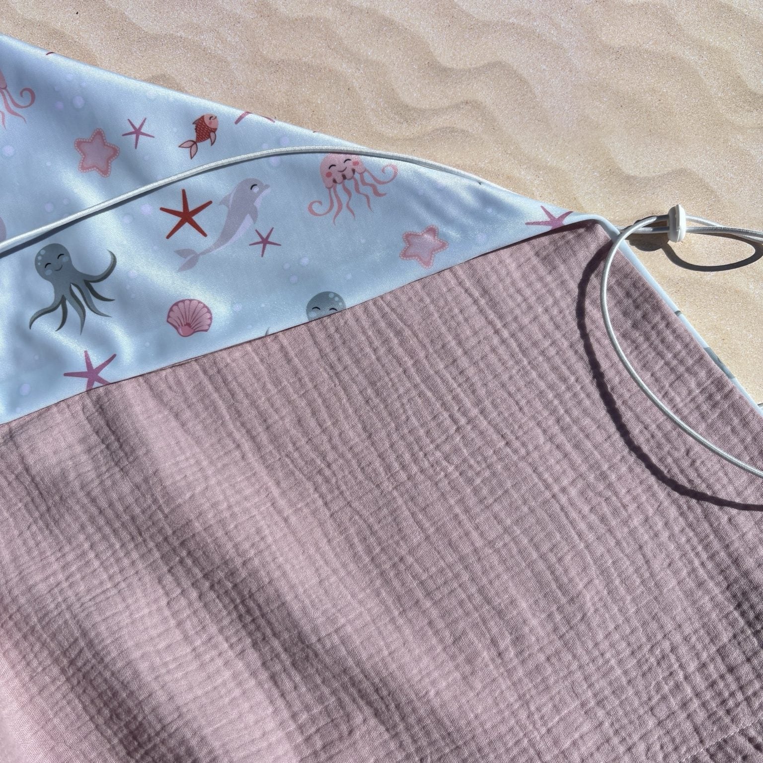 Pare-soleil pour poussette réversible motif océan avec face en gaze de coton vieux rose