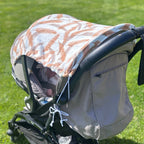 pare-soleil anti uv pour bébé en promenade estivale