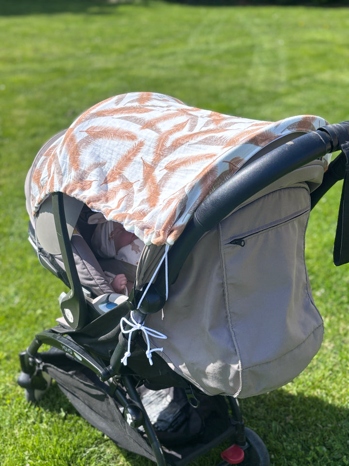 pare-soleil anti uv pour bébé en promenade estivale