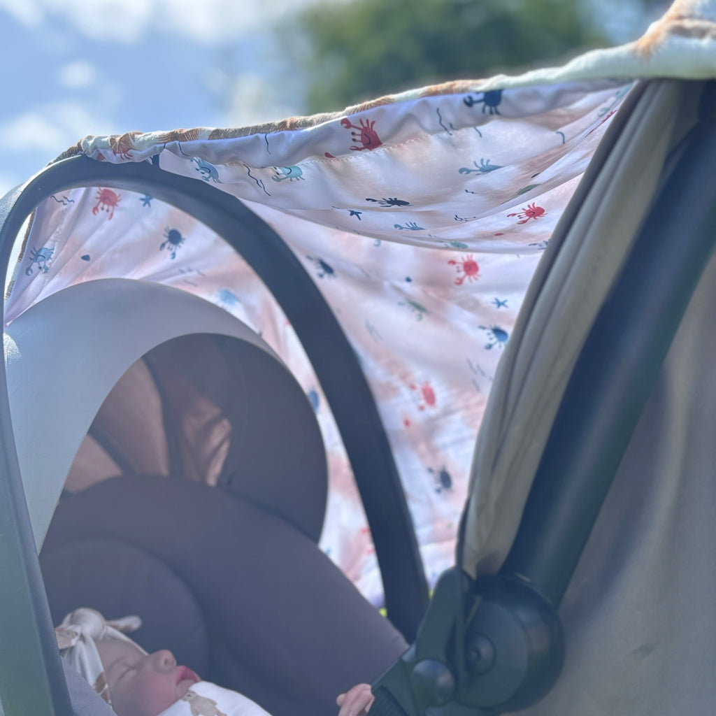 pare-soleil bébé fixé sur poussette