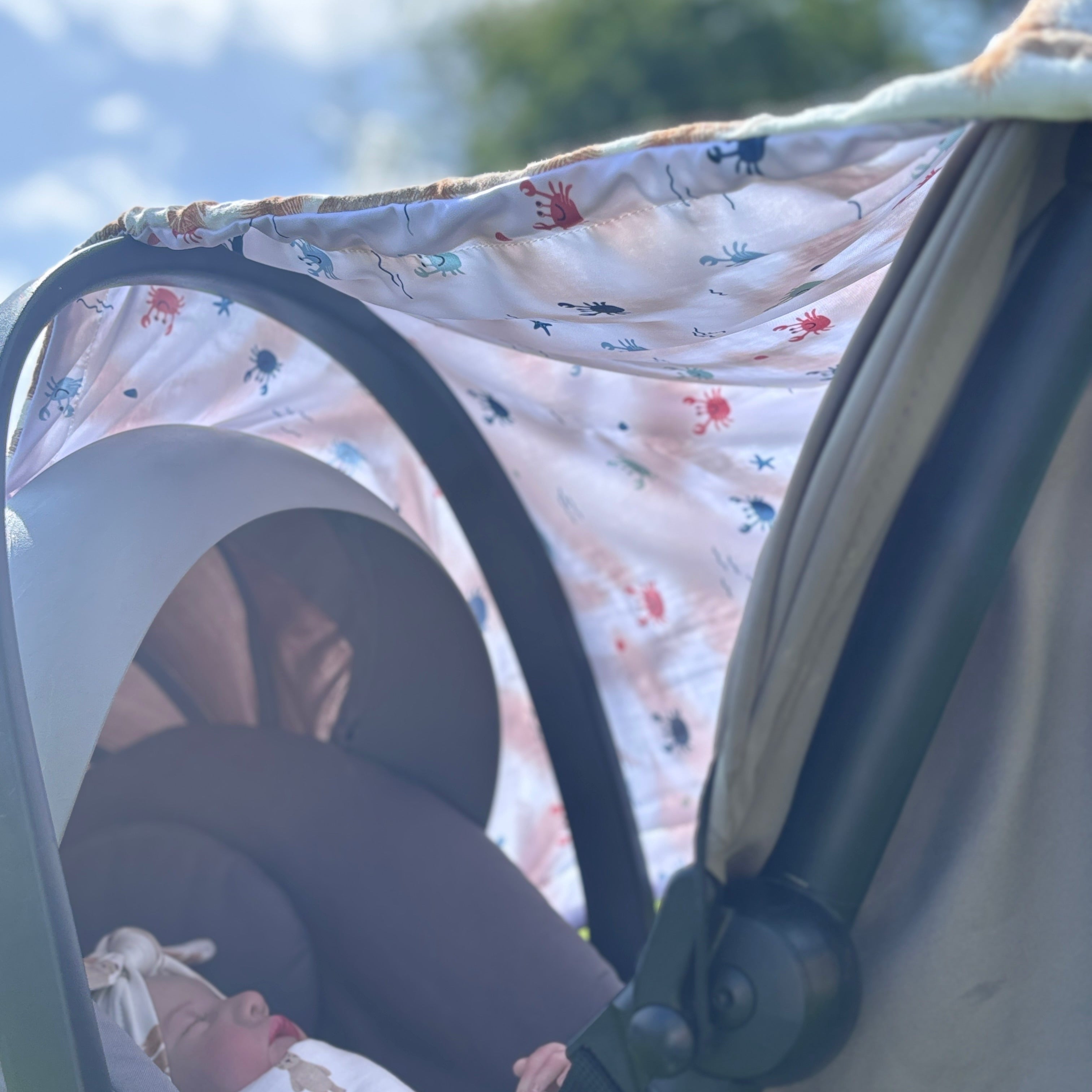 pare-soleil bébé fixé sur poussette