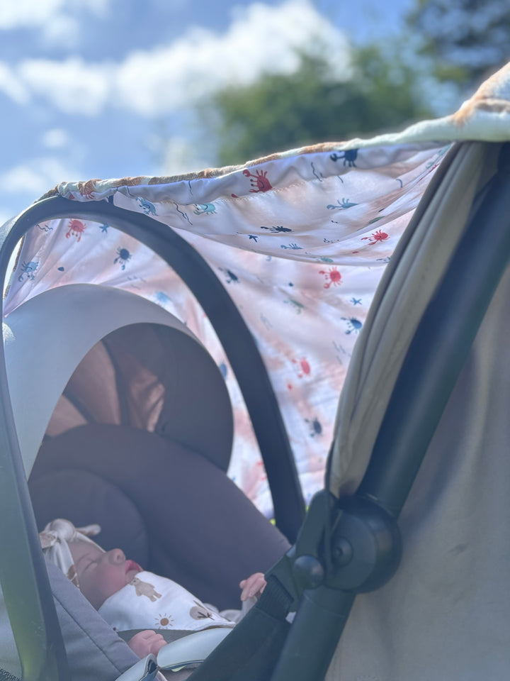 pare-soleil bébé fixé sur poussette