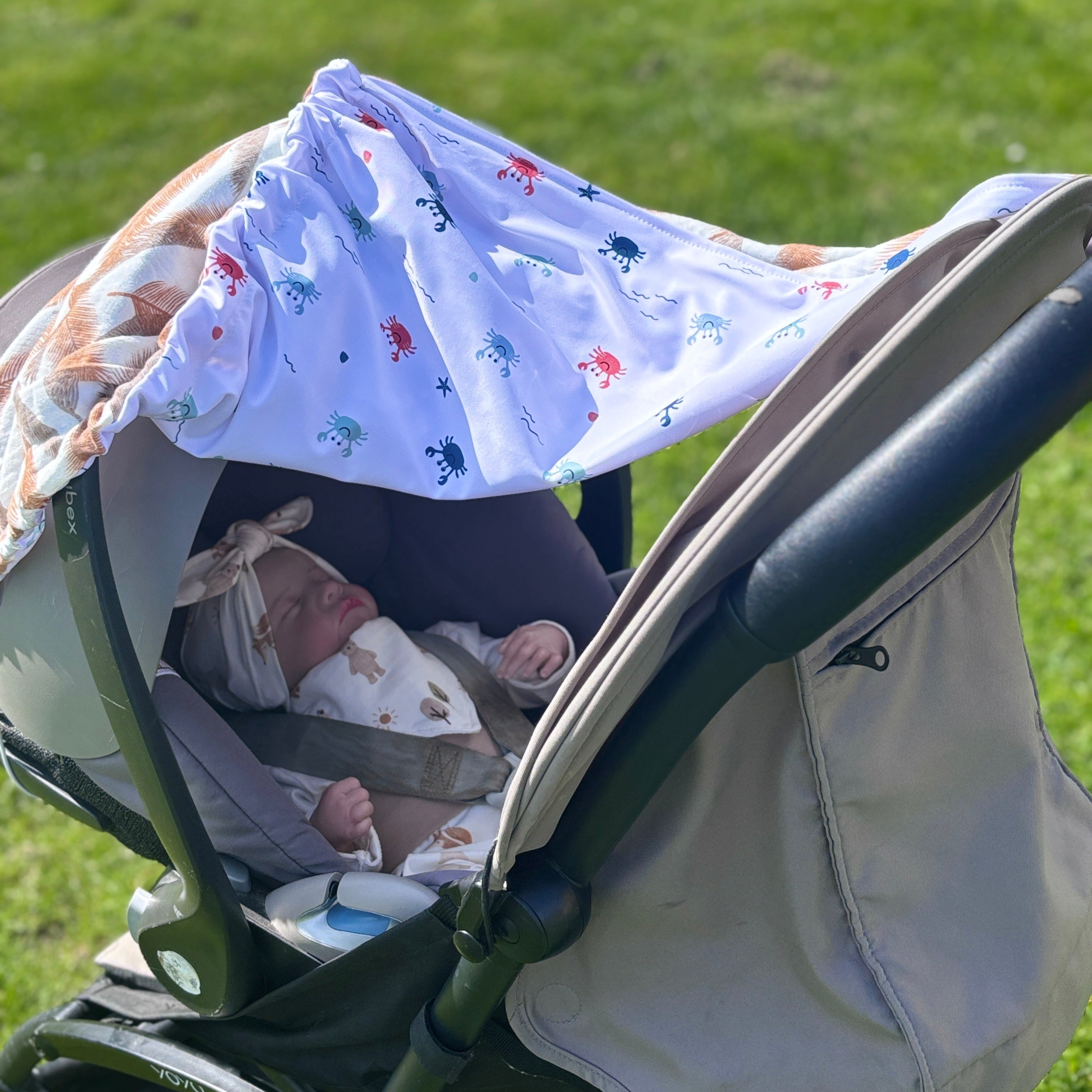 bébé en poussette protégé du soleil