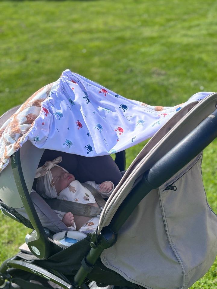 bébé en poussette protégé du soleil