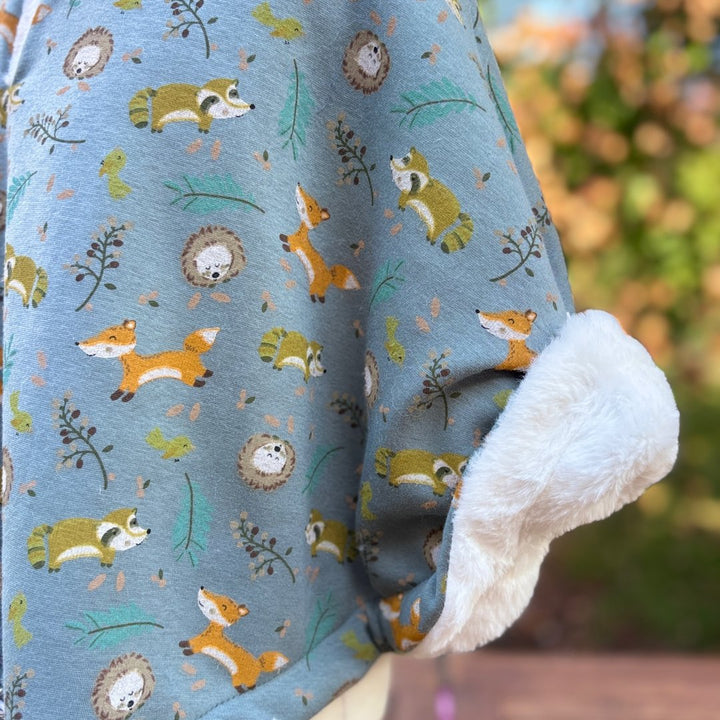 Poncho évolutif bébé motif animaux de la forêt sur fond bleu, coton et doublure polaire chaude