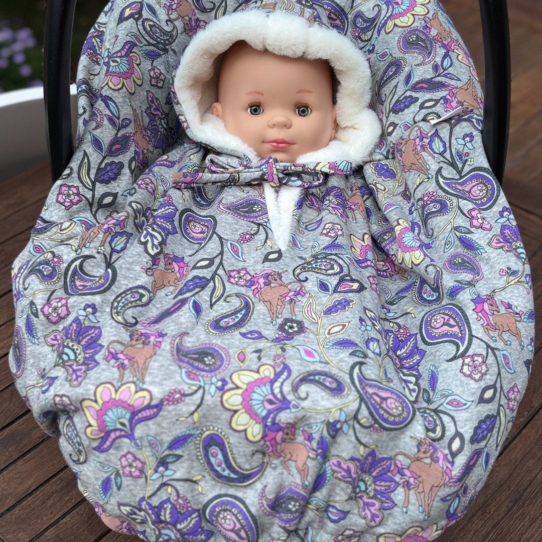 Poncho évolutif bébé motif cachemire violet et rose sur fond gris, capuche en fourrure douce, extérieur jersey molletonné.