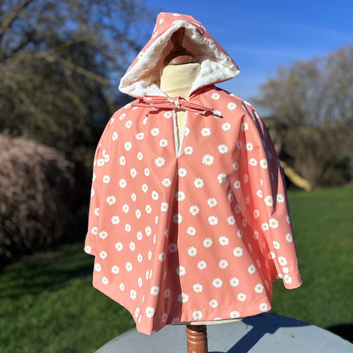 Poncho de pluie bébé/enfant corail à capuche, imprimé marguerites blanches, doublure minky blanc.