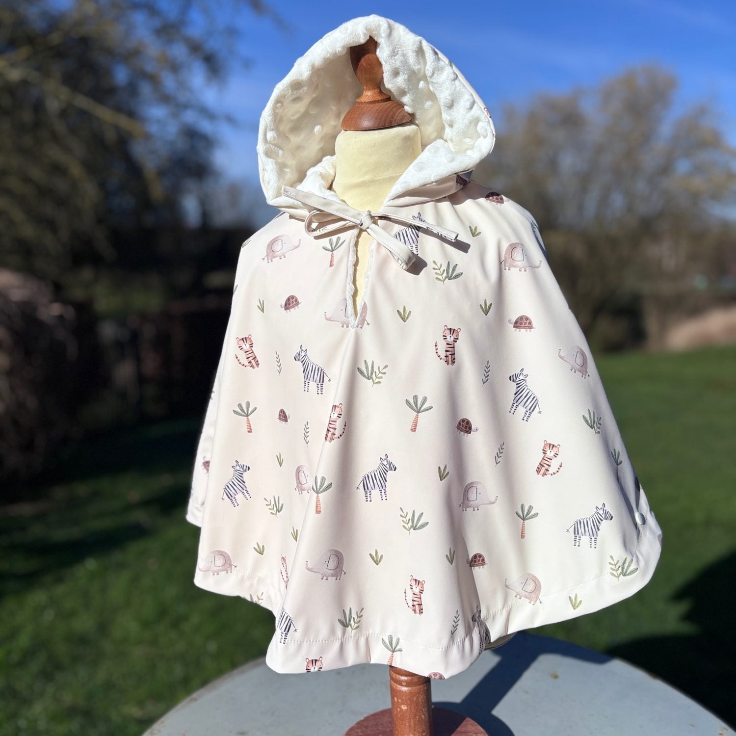 Poncho de pluie bébé/enfant beige clair à capuche, imprimé safari (zèbre, tigre, éléphant), doublure minky blanc.