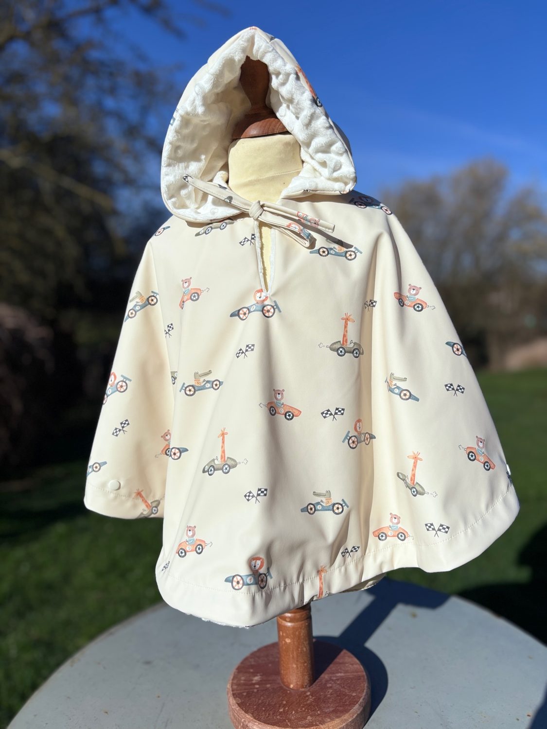 Poncho de pluie bébé/enfant beige clair à capuche, imprimé véhicules et animaux, doublure minky blanc.