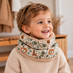 Petit garçon portant un snood enfant écru à motifs animaux de la jungle avec intérieur doux beige
